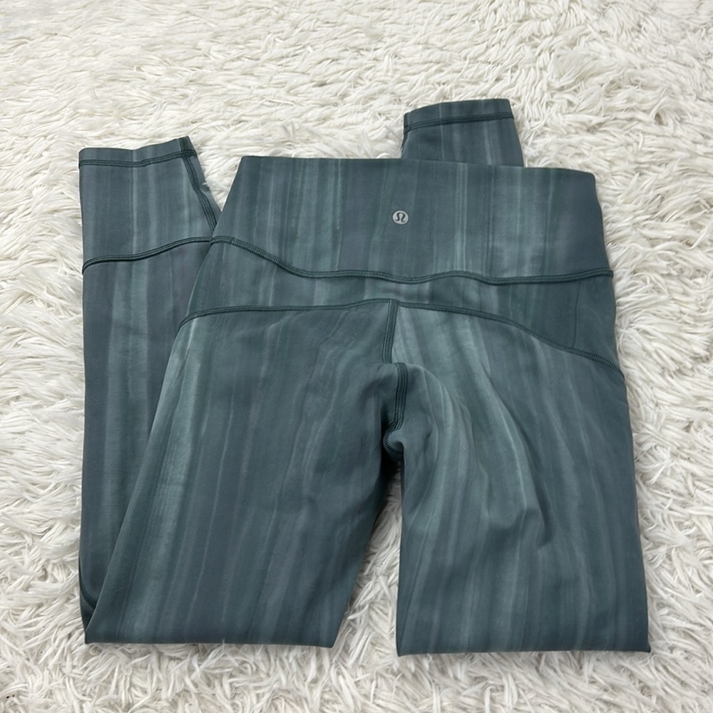 Lululemon In Movement Tight 25" *Everlux Linear Spray Dye White Deep Ocean - Picture 6 of 6